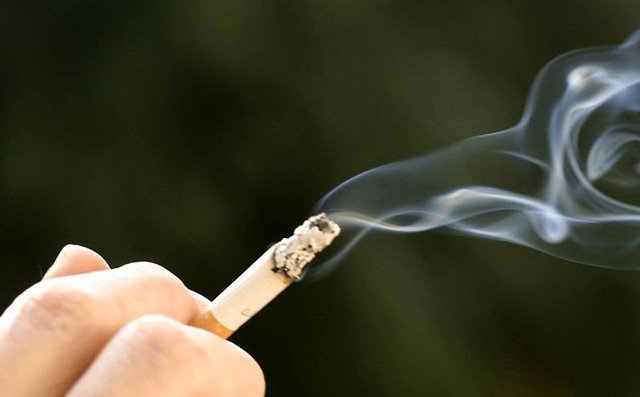 Hút thuốc lá, hít khói thuốc lá là một trong những nguyên nhân gây u sàn miệng